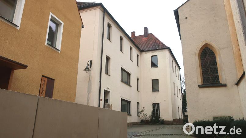 Das ehemalige Konventgebäude in der Kirchengasse (Mitte), neben der Jakobskirche (rechts) und dem Kinderhaus (links) gelegen, soll saniert werden. Die Maßnahme steht jetzt auf der Streichliste der Stadt Schwandorf. Bild: Hirsch