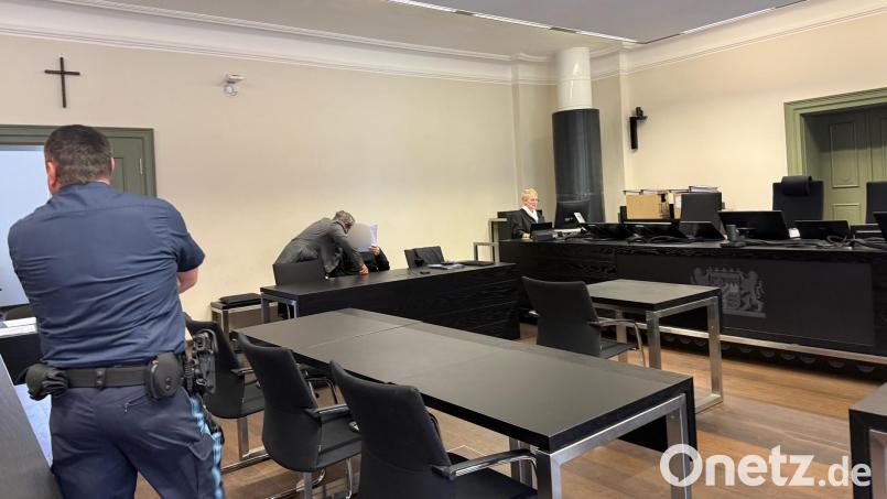 Vor Verhandlungsbeginn spricht Rechtsanwalt Jürgen Mühl am Landgericht in Amberg mit seinem Mandanten. Die Staatsanwaltschaft wirft dem Angeklagten mehrere Fälle von Callcenter-Betrugs vor. Bild: Hohlheimer