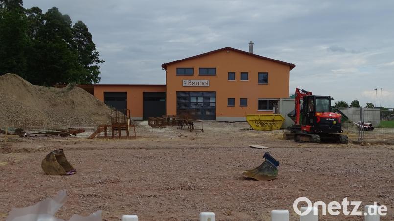 Die Sanierung des zwischen Knölling und Dürnsricht gelegenen Bauhofs der Gemeinde Fensterbach wird rund 1,8 Millionen Euro kosten. Für heuer hat der Kämmerer eine dreiviertel Million Euro im Haushalt eingeplant. Die Arbeiten an dem Projekt laufen nun bereits seit über eineinhalb Jahren. Bild: Houschka