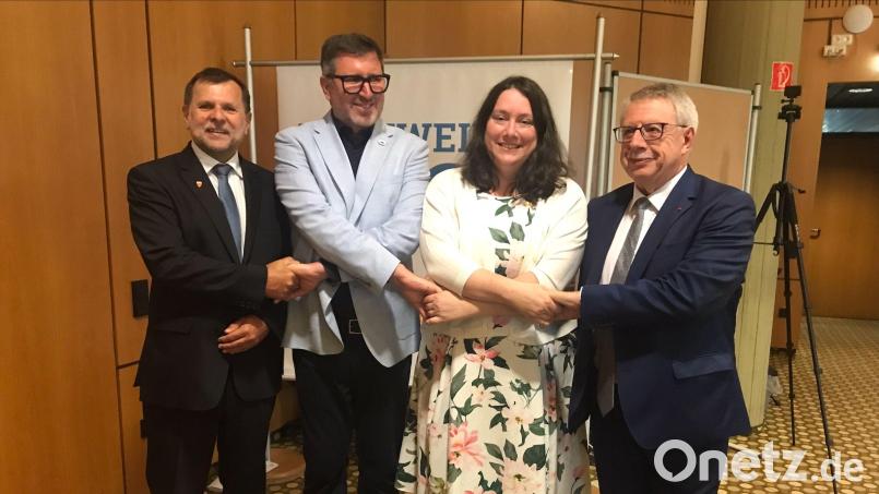 Den europäischen Gedanken stärken. Einig waren sich darüber (von links) Sulzbach-Rosenbergs Zweiter Bürgermeister Günter Koller; Bürgermeister Rich Michalowski, Reigate&amp;Benstead; Bürgermeisterin Nadine Leonhardt, Eschweiler und Bürgermeister Dominique Baert, Wattrelos&quot;. Bild: Renee Costatini, Stadtverwaltung Eschweiler