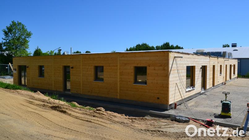 Der Übergangs-Kindergarten an der Heisenbergstraße im Tirschenreuther Gewerbegebiet Ost ist knapp zwei Monate nach Baubeginn schon fast fertig. Das rund 17 mal 28 Meter große Gebäude ist komplett in Massivholzbauweise errichtet worden. Außen und innen stehen noch einige restliche Arbeiten an. Bild: Thorsten Schreiber