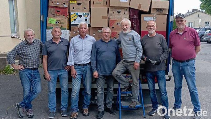 Dreieinhalb Stunden nahm das Beladen des Lastwagens in Anspruch. Dabei halfen (von links): Benno Riedl, Stefan Dippl, Franz Ficker, Gerhard Merkl, Hans Karl, Hans Forster und Adolf Rettinger. Bild: Hans Karl