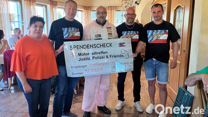 Übergabe der Spende an die Strettbunnycrew durch das Organisationsteam. Die Summe erhöhte sich bis zum Ende des Treffens auf 2.500 Euro. Bild: hbl