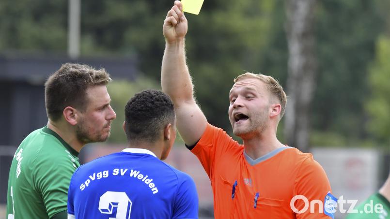 Ganz ruhig: Nur der Kapitän einer Mannschaft bekommt eine Sprechstunde beim Schiedsrichter. In Bayern wird die &quot;Kapitänsregel&quot; längst praktiziert, ab dem 1. Juli gilt sie Fifa-weit. Symbolbild: Hubert Ziegler