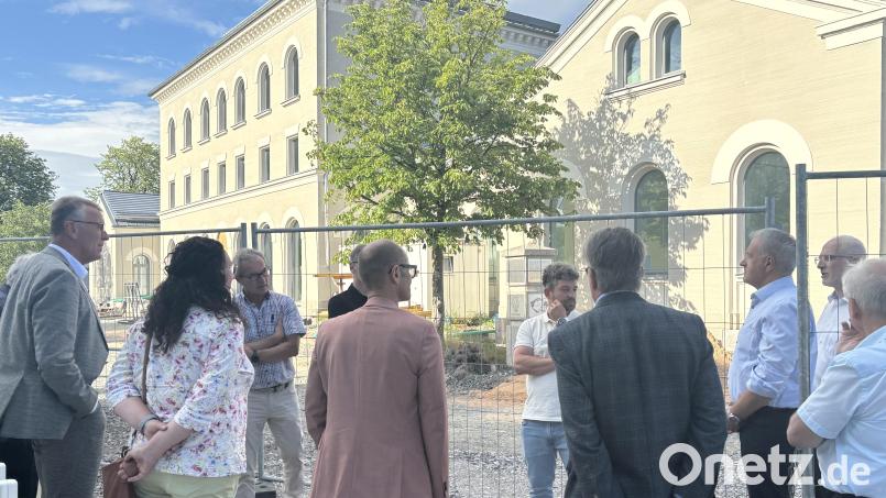 Die CSU-Kreistagsfraktion und die Fraktion Zukunft TIR haben den Kulturbahnhof Wiesau besichtigt, um sich über den Fortschritt der Sanierungsarbeiten zu informieren. Bild: Thomas Weiß