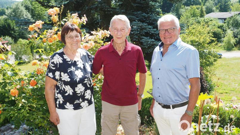 Zweiter Bürgermeister Norbert Gradl (rechts) gratulierte Theo Schleicher zum Geburtstag. Bild: kek