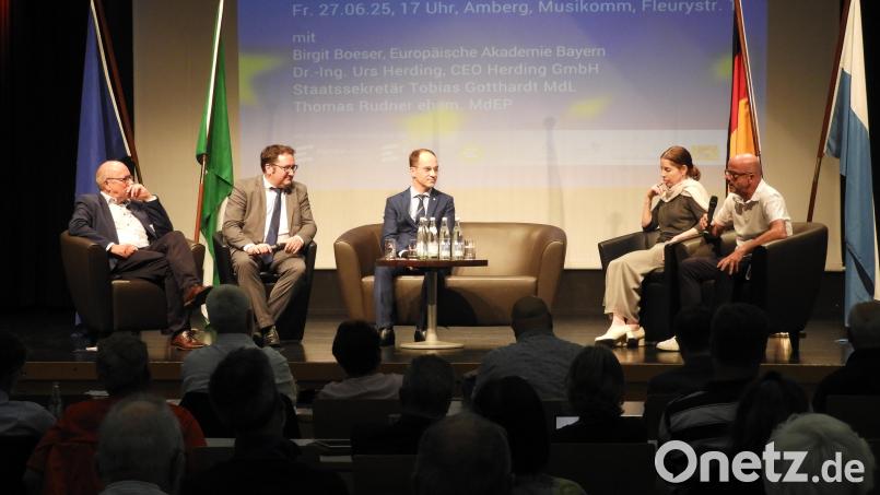 Auf der Bühne des Musikomm in Amberg (von links nach rechts): Bezirksvorsitzender Thomas Rudner, Staatssekretär Tobias Gotthardt, Landesvorsitzender Thorsten Frank, Birgit Boeser, Europäische Akademie Bayern sowie Urs Herding von der Firma Herding Filtertechnik. Bild: Europa-Union Bayern/exb