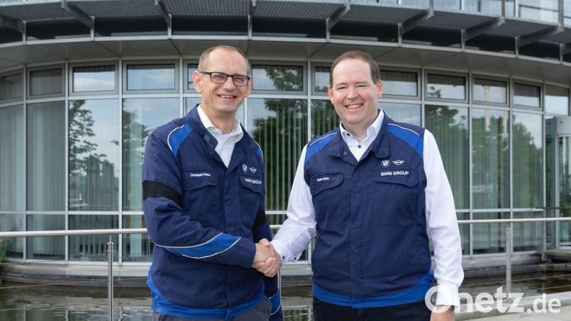 Christoph Peters (links) übergibt die Standortleitung für das BMW Group Werk Wackersdorf an Stefan Betz (rechts). Bild: Harry Zdera/BMW Group