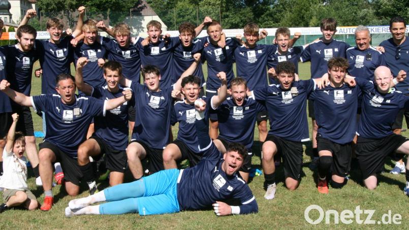 Die Auerbacher A-Junioren bejubeln den Titelgewinn in der Kreisliga. Bild: Strobl