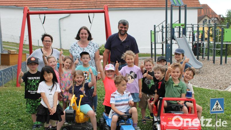 Die Kinder freuten sich über die Fahrzeuge, die Matthias und Christina Hartinger (zweite und dritter von rechts, letzte Reihe) mitbrachten. Bild: Ursula Zimmermann
