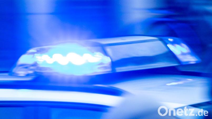 Der Fahrer eines Lastwagens beschädigt in Wernberg-Köblitz ein Scheunendach und flüchtet. Symbolbild: Jens Büttner/dpa