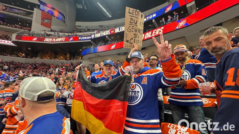 Jürgen Maschauer (links) und Jörg Sperber (rechts) beim fünften Spiel der NHL-Finalserie zwischen den Edmonton Oilers und den Florida Panthers. Bild: Maschauer/privat