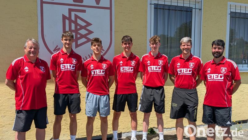 Der FSV Waldthurn stellte beim Trainingsauftakt seine Neuzugänge vor: (von links) Vorsitzender Peter Sollfrank, Julian Träger, Sebastian Daubenmerkl, Jakob Lukas, Jonas Götz, Kevin Volz und sportlicher Leiter Martin Ertl. Bild: Martin Ertl