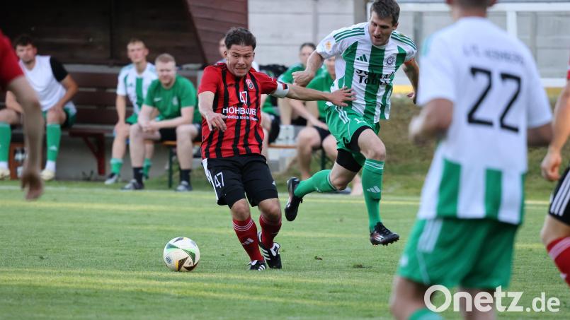Josef Fenzl (rot-schwarzes Trikot) trug im Testspiel gegen den FC Wernberg sogar die Kapitänsbinde des SC Luhe-Wildenau. Archivbild: Dieter Jäschke