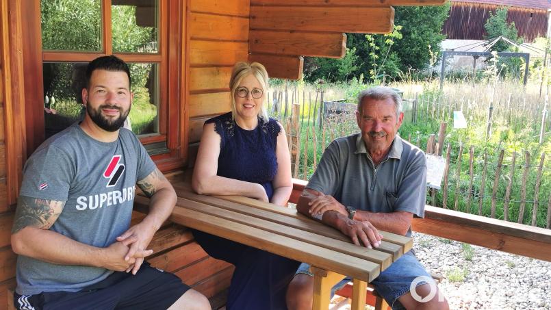 Vorsitzender Florian Ilchmann (links) und seine Vorgänger Barbara Winkler und Josef Baumer blicken beim Pressegespräch im Vereinsgarten auf &quot;100 Jahre OGV Teunz&quot; zurück. Bild: Portner