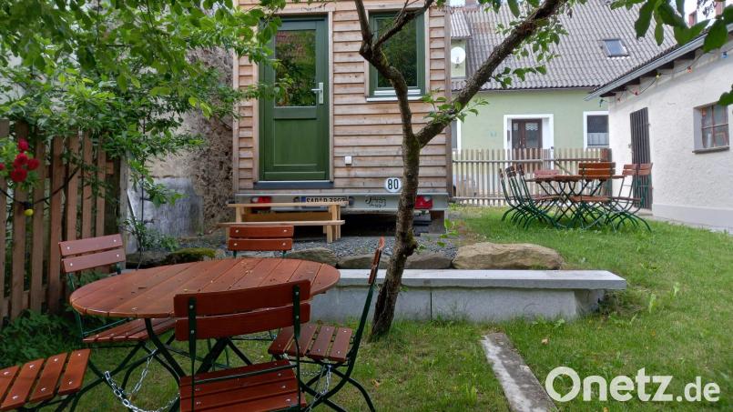 Rund um das Tiny House mit der Schusterwerkstatt gibt es jetzt in Schönsee einen kleinen Biergarten. Archivbild: mmj