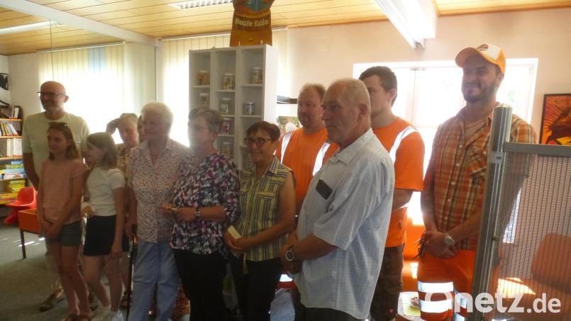 Eine kleine Feierstunde hielt der Markt Schwarzhofen zur Neueröffnung der Markt- und Schulbücherei in der ehemaligen Sparkassen-Filiale am Marktplatz ab. Bild: mad