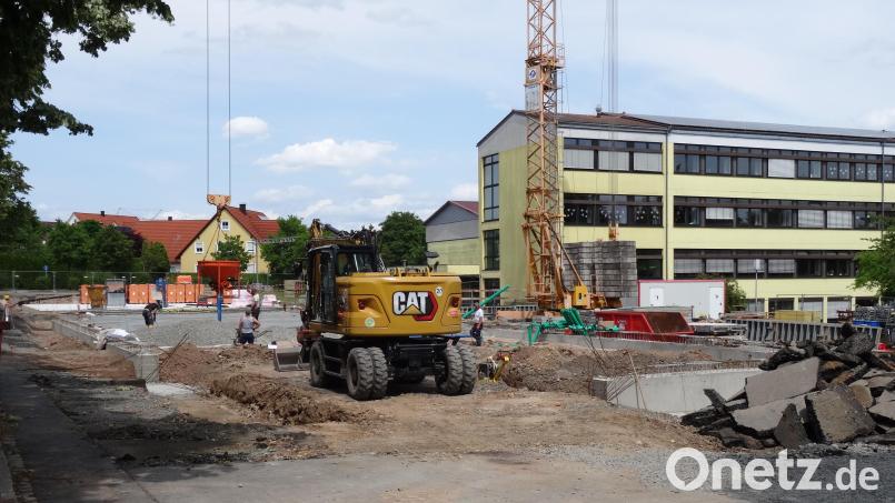 Auf der Baustelle der Offenen Ganztagsschule starteten die Gründungs- und Abrissarbeiten. Bild: ak