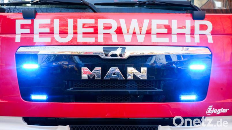 Am Morgen ist die Feuerwehr noch zur Brandwache vor Ort. (Symbolbild) Bild: Julian Stratenschulte/dpa