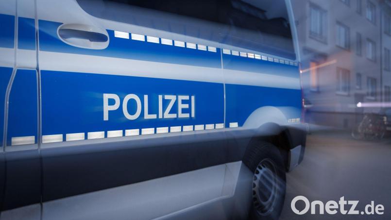 Auf einem Parkdeck in Sulzbach-Rosenberg erwischt die Polizei drei Männer beim Müllentsorgen. Symbolbild: Friso Gentsch/dpa