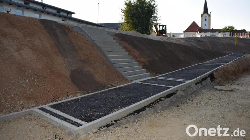 Der Ausbau des Naabweges steht kurz vor der Fertigstellung. Die Rampe und die Abkürzungstreppe, beim Feuerwehrhaus gehören zu den letzten Maßnahmen. Bild: bnr