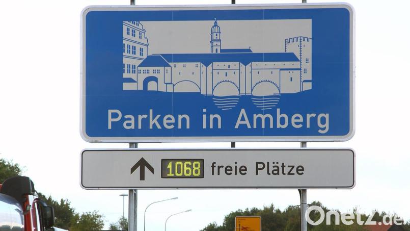 Auf der Suche nach einem Parkplatz fuhr ein Mann wohl eine Frau um, die sich auf einen Parkplatz gestellt hatte. Archivbild: Wolfgang Steinbacher
