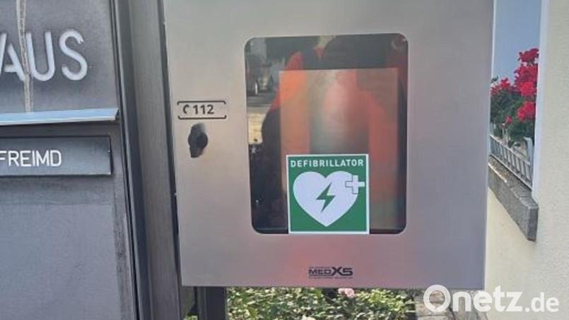 Der Defibrillator befindet sich links neben der Eingangstür zum Rathaus. Bild: Uwe Groß