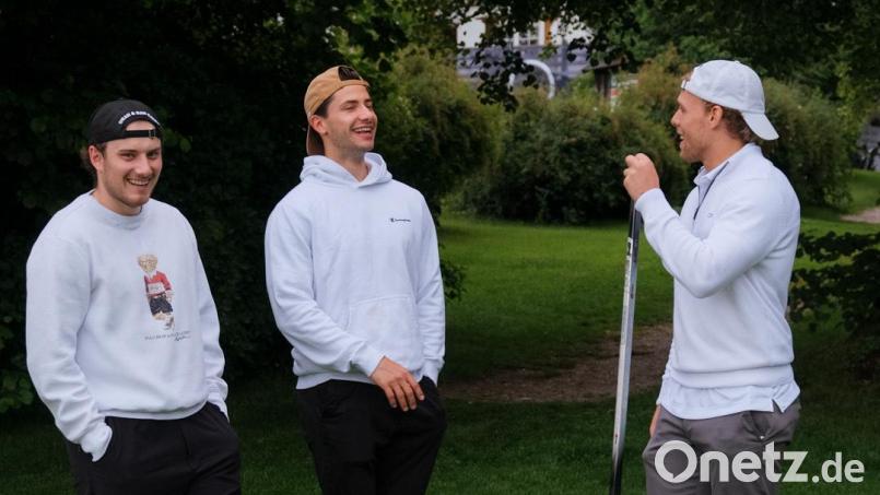 Max Menner, Daniel Schwaiger (Mitte) und Leon Hüttl (rechts) bildeten beim offenen Golfturnier eine Gruppe. Bild: Lukas Kirsch (@cherrysgraph)