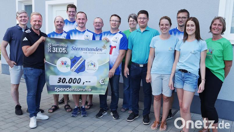 Zur Übergabe der Spende kamen Mitglieder von Vorstandschaft und Festausschuss, Zweiter Bürgermeister Benjamin Hiltl, Vertreter von Schule und KITA, Markus Lössl von den Bayerwald Rebellen und Bernd Heinisch vom FC Sternstunden zusammen. Bild: no