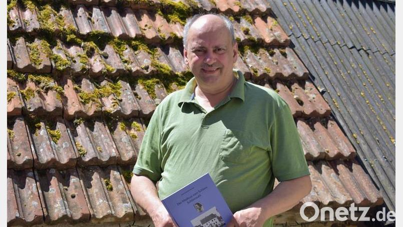 Hubert Schmidt aus Eschenbach sammelte Einblicke in das Leben und Wirken von Georg Leo Schonath (1893 bis 1962), der einst im Unteren Schloss Schönreuth als Heilpraktiker wirkte. Bild: Lucia Brunner