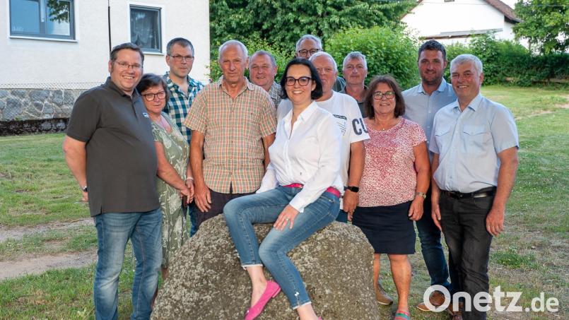 Die beiden Vorstandschaften der CSU Püchersreuth und Wurz sind sich einig: Miriam Hanebuth (Mitte) soll Bürgermeisterkandidatin für die Kommunalwahl 2026 sein. Bild: Miriam Hanebuth