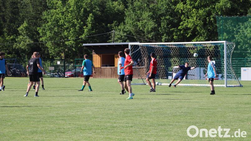 Der Ball schlägt im Training im Winkel ein: So erhofft man es sich beim SV Vilshofen auch in der künftigen Saison in der B-Klasse Süd. Bild: mrr