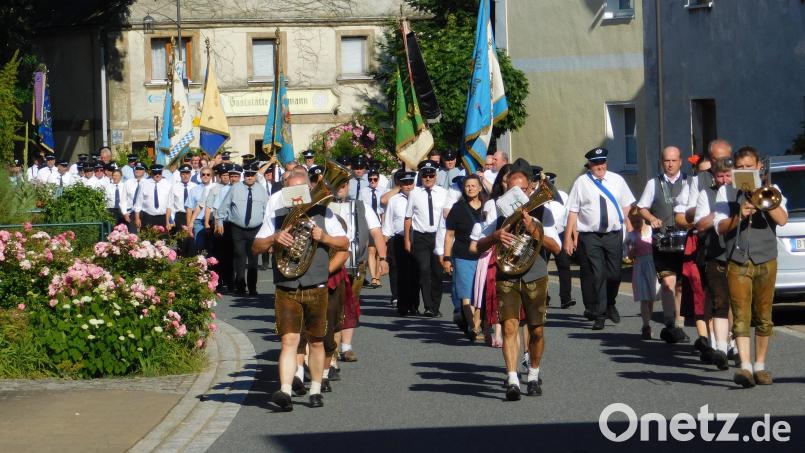 15 Vereine mit ihren Fahnenabordnungen sowie etliche Ehrengäste marschierten beim Festzug zur Ehre der Soldatenkameradschaft Wirbenz mit. Bild: whü