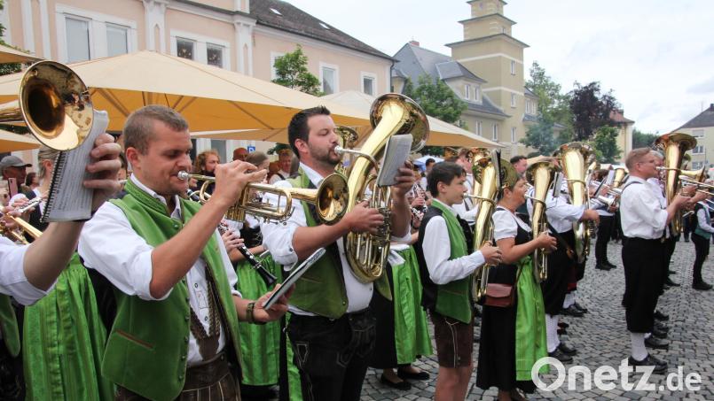 Mit dem &quot;Larida&quot;-Marsch eröffnen die Blaskapellen das 43. Bürgerfest. Archivbild: kro