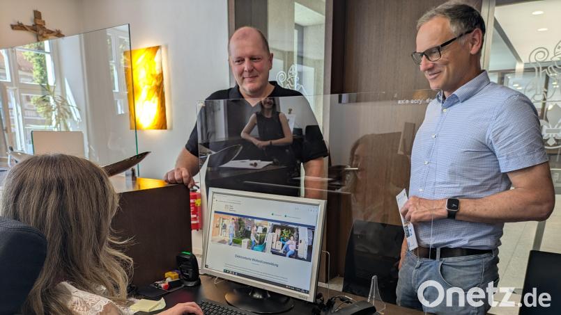 Als erste Kommune im Landkreis Tirschenreuth bietet die Stadt Waldsassen das Einwohnermeldewesen als digitalen Bürgerservice an. IT-Abteilungsleiter Holger Zeitler und Bürgermeister Bernd Sommer (stehend, von links, in der Bürger-Info) schilderten zusammen mit Sachgebietsleiterin Andrea Ernstberger die Details. Bild: pz