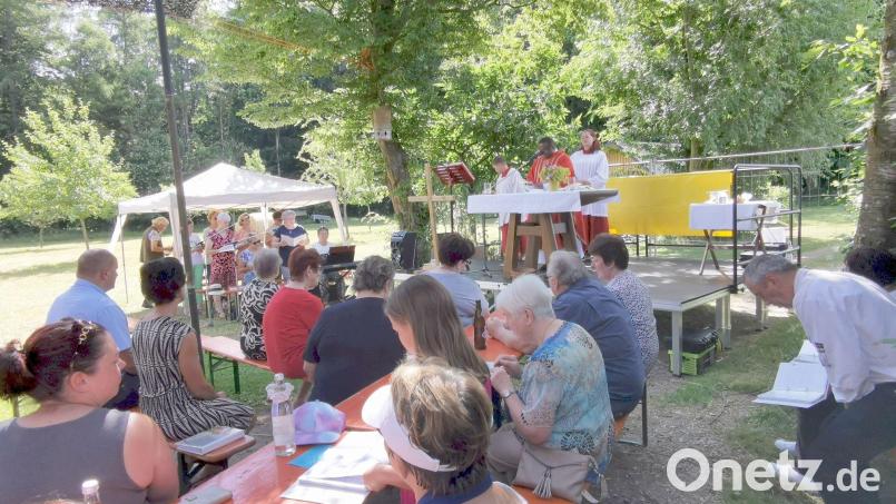 Die Festmesse im Freien beim Lehrbienenstand zelebrierte Pfarrvikar Basil und für die musikalische Begleitung sorgte der Kirchenchor. Bild: gz