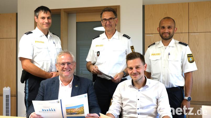 Zufriedene Gesichter: Oberbürgermeister Andreas Feller und Amtsleiter Stefan Schamberger (sitzend von links) nehmen den Sicherheitsbericht der Polizeibeamten Stefan Dirnberger, Reiner Wiedenbauer und Deniz Birol (stehend von links) entgegen und bekommen bescheinigt: Schwandorf ist eine sichere Stadt. Bild: Hirsch