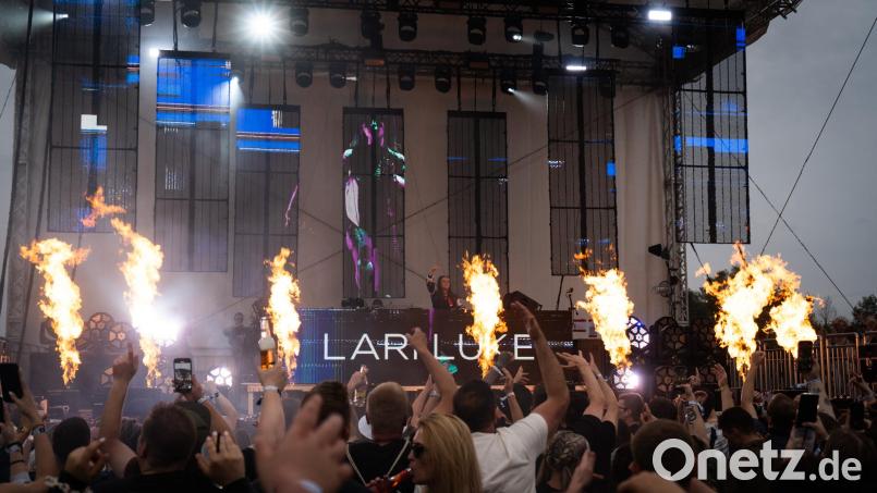 Pyrotechnik auf der Bühne, tanzende Menschen in der Menge: So feierte das &quot;White Rabbit&quot;-Festival 2024 sein Debüt. Archivbild: knz