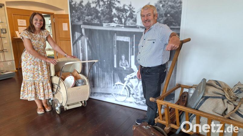 Museumsleiterin Carola Reul und Hobby-Historiker Günther Friedl präsentieren Objekte, die das Ende des Zweiten Weltkriegs und die unmittelbare Nachkriegszeit veranschaulichen, darunter ein Kinderwagen und ein Handwagen, mit dem Flüchtlinge in Pfreimd ankamen. Bild: bl