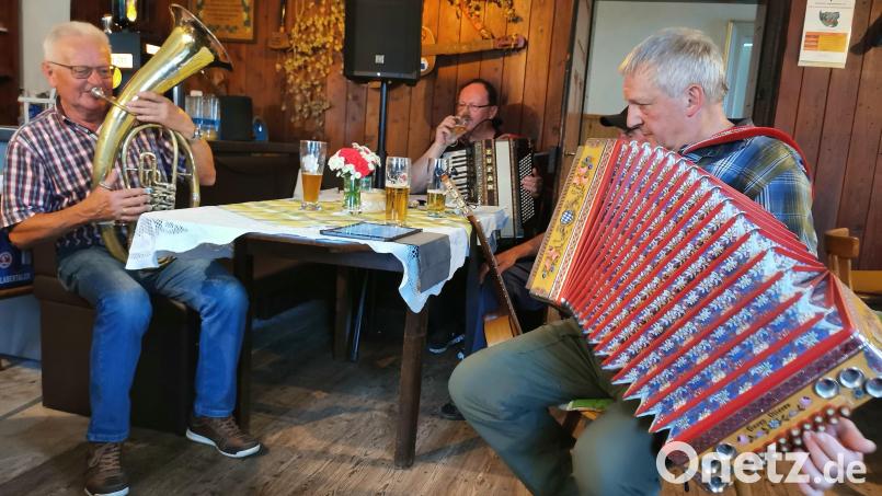 Für die Hobbymusikanten Josef Lobinger (von links), Hans Vogl und Günther Lacher ist der Fuchsberger Musikantenstammtisch ein großer Spaß. Bild: Portner
