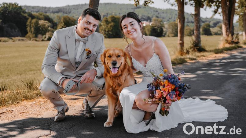 Magdalena und Sebastian Böhm haben geheiratet. Beide hatten sich bei Oberpfalz-Medien kennengelernt. Die Braut ist Mitglied der Chefredaktion, der Bräutigam Reporter und erfolgreicher Podcaster. Familienhund Albus zeigt sich fürs Hochzeitsfoto von seiner besten Seite. Bild: BirkFilms