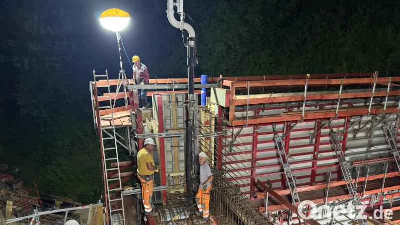 Gibt es im Raum Amberg-Sulzbach nicht so häufig: Eine Mitternachtsbaustelle. In diesem Fall für die zweite, größte Brücke der künftigen Westumgehung von Kümmersbruck. Bild: Heike Unger