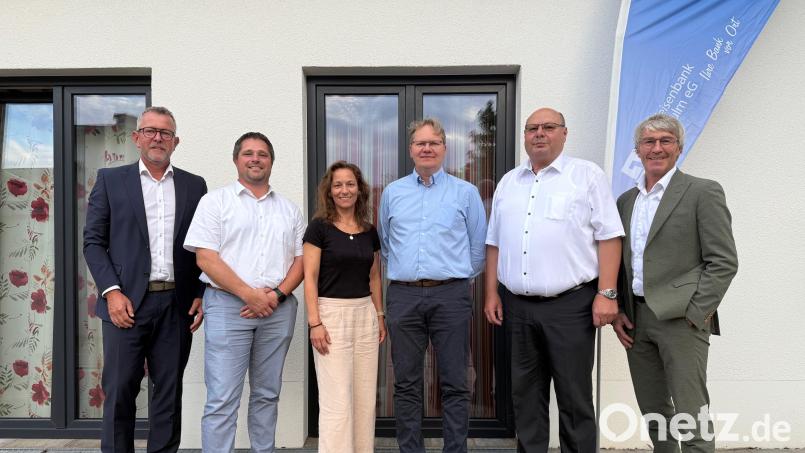 Der Aufsichtsrätin Elisabeth Bayer und dem Aufsichtsratsvorsitzenden Konrad Wolf (Zweiter von rechts) wurde einstimmig das Vertrauen ausgesprochen. Bild: whü