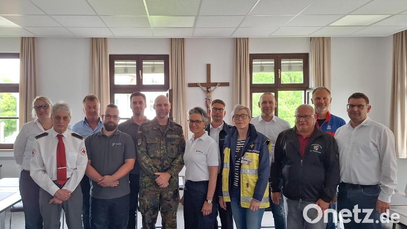 Die Arbeitsgemeinschaft PSNV Tirschenreuth mit Sprecherin Adelheid Baronin von Gemmingen (Mitte), den beiden Gästen Volker Müller (Sechster von links) und Christoph Schrott (Vierter von links.) sowie dem neuen Fachberater PSNV Markus Kölbl (Zweiter von rechts.). Bild: Fabian Polster/Landratsamt Tirschenreuth