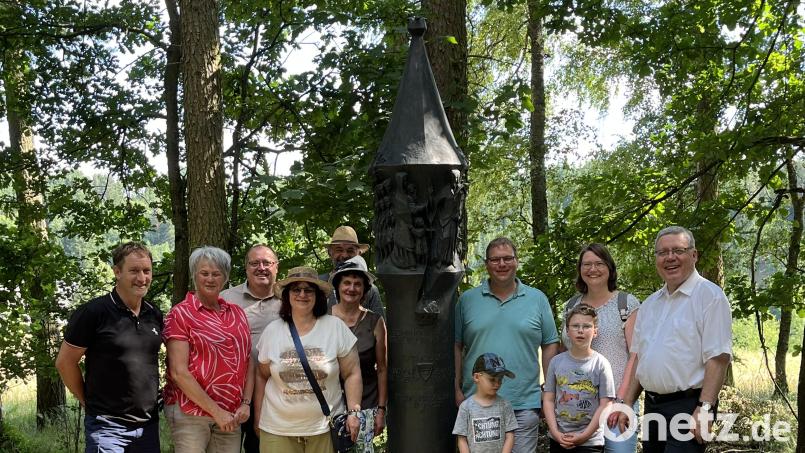 Die Bruder-Klaus-Dorothee-Stele wird in der Begegnungsstätte Johannisthal aufgestellt. Das Bild zeigt die Helfer mit Familien. Bild: Thomas Schuster
