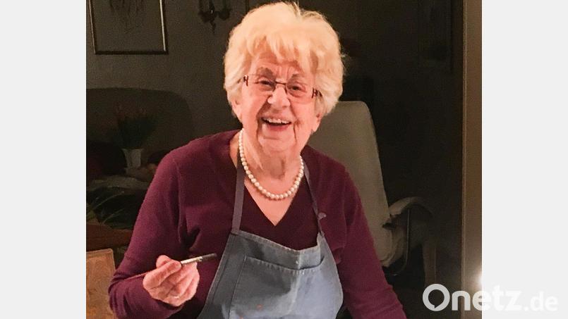Hanna Kosse in ihrem Element: Am 11. Juli präsentiert die Künstlerin eine Reihe ihrer Aquarelle in den Räumen des CZA. Der Erlös des Abends geht an einen guten Zweck. Bild: Irmgard Claußen