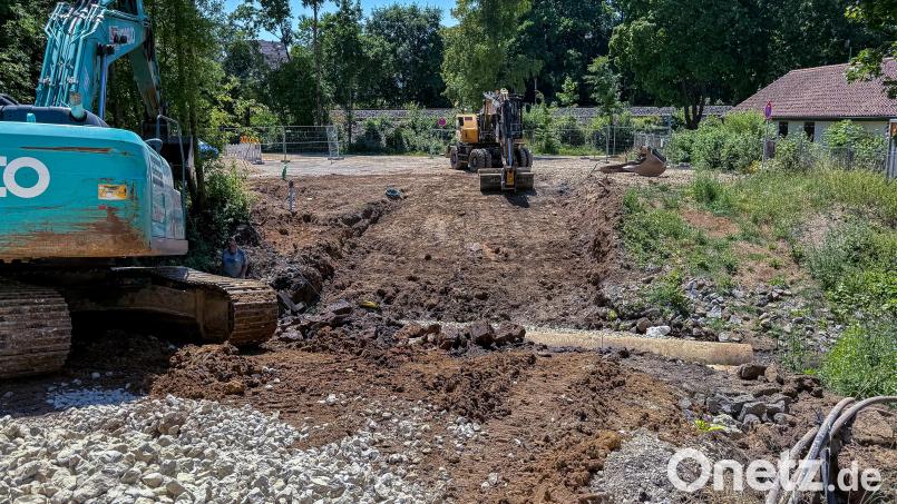 Etliche Brücken in Sulzbach-Rosenberg sind in die Jahre gekommen und müssen saniert werden. Das gilt auch für die Brücke am Eislaufplatz. Ein schwerer Kettenbagger hat sie abgerissen. Bald wird hier ein Neubau errichtet. Bild: Stephan Huber