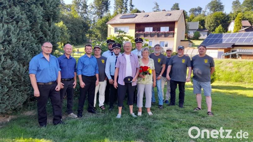 Max Gmeiner (vorne, Mitte) freut sich mit seiner Frau Angela über die vielen Gratulanten zu seinem 75. Geburtstag. Bild: Renate Weigl