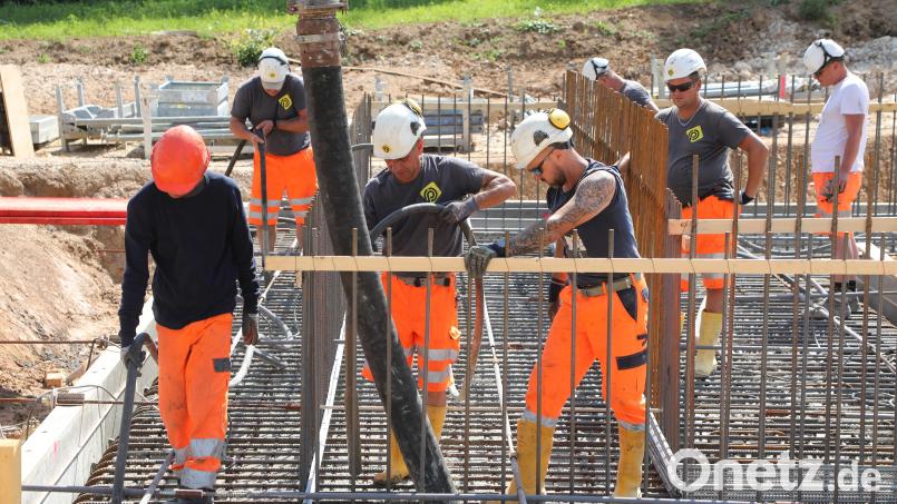 Auf der Brückenbaustelle im Kümmersbrucker Ranzental: Wenn ein Brückenfundament betoniert wird, müssen sehr viele Arbeitskräfte zupacken. Bild: Wolfgang Steinbacher