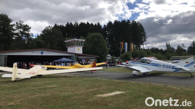 Der Aero-Club Erbendorf und der Segelflugverein Grafenwöhr, die seit 40 Jahren gemeinsam in Erbendorf fliegen, laden am 13. Juli wieder zum Flugplatzfest ein. Archivbild: Gerhard Döhrling/exb
